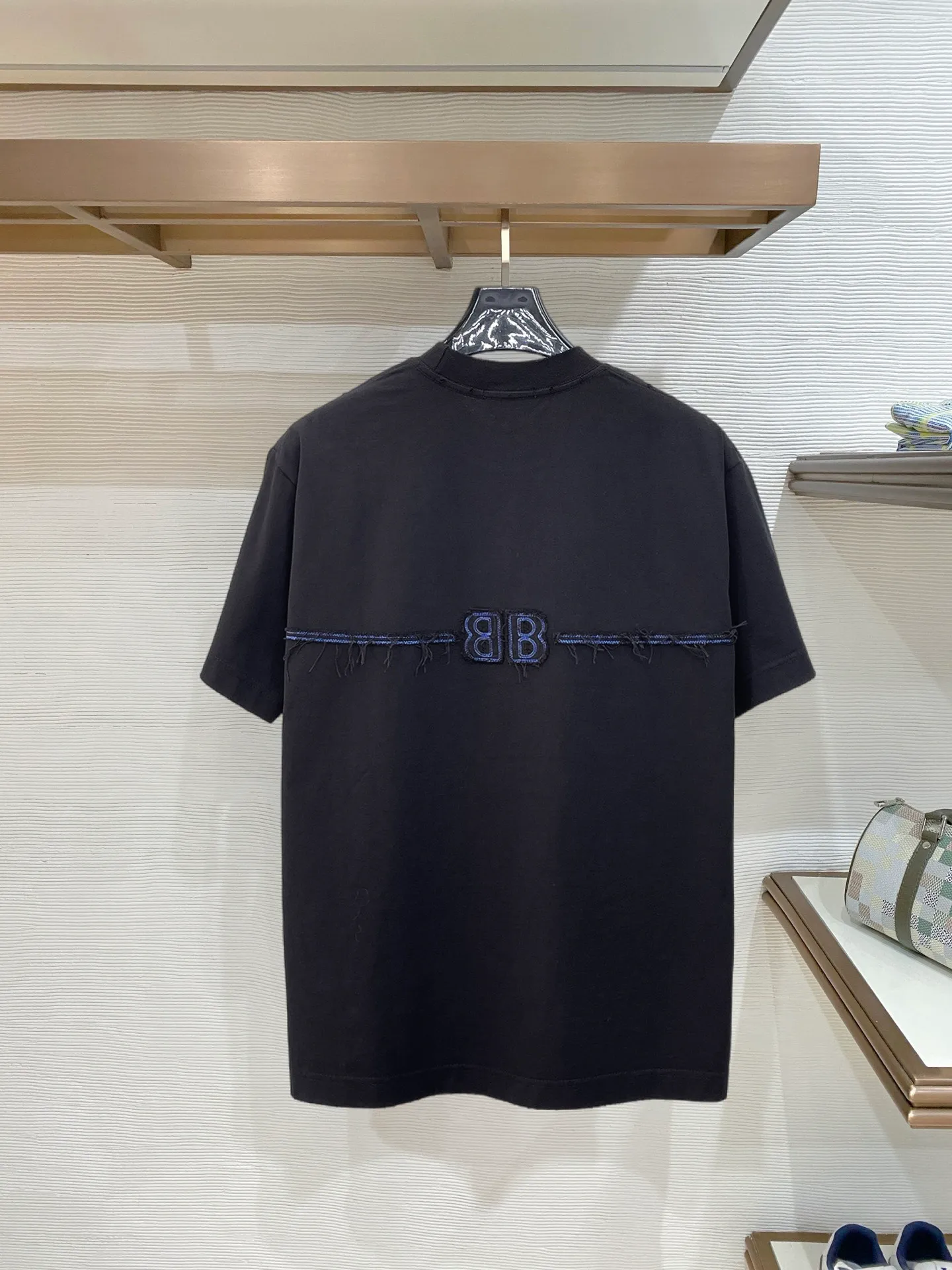 Balenciaga's high-end top-quality products 🐮2026 Spring and Summer New Arrival first counter, the latest New Arrival short-sleeved round neck T-shirt, Premium customized design, avant-garde and fashionable! Brand logo heavy craftsmanship design Premium customized 260g fabric. Soft to the touch. Comfortable to wear. Counter-level exquisite stitching. Fine workmanship. The upper body effect is incomparably handsome! A must-have item for men and women with the same style! Sizes: S~XXL When placing an order, please state your height and weight. The maximum wearing size is 210 pounds (one size larger)